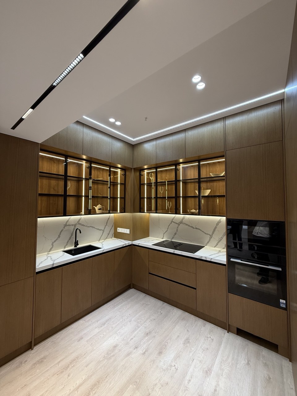 Кухня в отделке под натуральное дерево